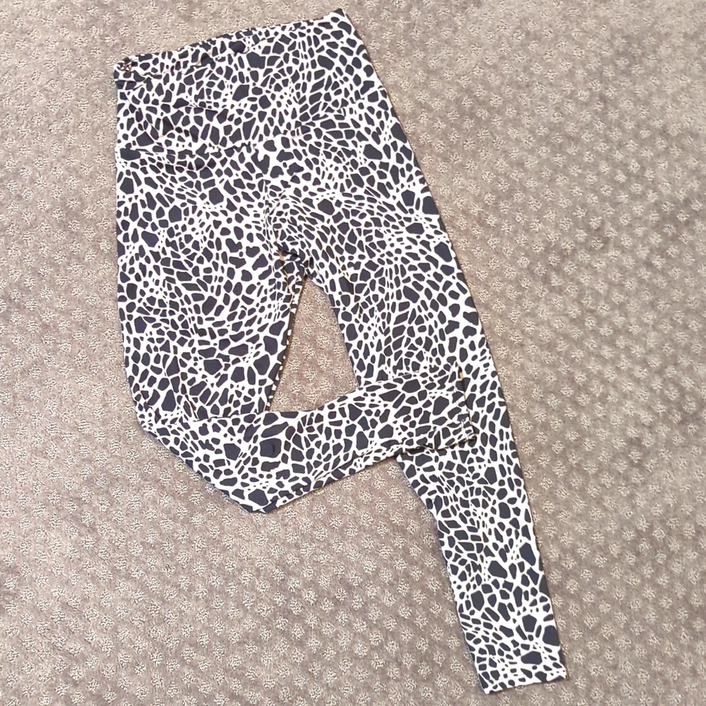 Onzie women's animal print leggings. Size m/l